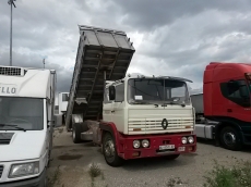 Camión Renault DG-260.20, del año 1990, con caja basculante.