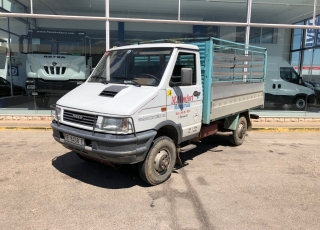 Furgoneta de ocasión IVECO 35-10W, con caja fija, del año 1990.
tracción total: 4x4