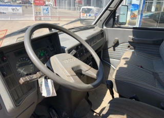 Furgoneta de ocasión IVECO 35-10W, con caja fija, del año 1990.
tracción total: 4x4