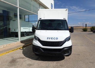 Furgoneta nueva IVECO 35C14 3750 MY2019 en chasis  con el siguiente equipamiento:
- Rueda de repuesto.
- Volante en piel.
- Espejos calefactados y telecomandados.
- Freno de estacionamiento eléctrico.
- Airbag
- Ballestas reforzadas con ballestin.
- Faros antiniebla.
- Asiento conductor con suspensión.
- Climatizador automático.
- Adaptatie Cruise Control.
- Faros Led.
- Avisador abandono de carril.
- AEBS y City brake.
-  ESP y Crosswind.
- Caja telematica
- Radio bluetooth. 
- Mandos en el volante.
- Cargador USB. 
Con una caja de ocasión de 20m3.