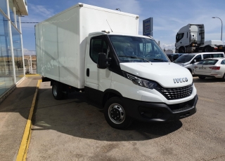 Furgoneta nueva IVECO 35C14 3750 MY2019 en chasis  con el siguiente equipamiento:
- Rueda de repuesto.
- Volante en piel.
- Espejos calefactados y telecomandados.
- Freno de estacionamiento eléctrico.
- Airbag
- Ballestas reforzadas con ballestin.
- Faros antiniebla.
- Asiento conductor con suspensión.
- Climatizador automático.
- Adaptatie Cruise Control.
- Faros Led.
- Avisador abandono de carril.
- AEBS y City brake.
-  ESP y Crosswind.
- Caja telematica
- Radio bluetooth. 
- Mandos en el volante.
- Cargador USB. 
Con una caja de ocasión de 20m3.