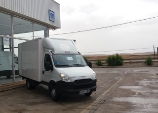 Furgoneta de ocasión IVECO 35C15 con caja paquetera de 4.30x2.10x2.10, del año 2014, con 171.950km