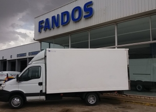 Furgoneta de ocasión IVECO 35C15 con caja paquetera de 4.30x2.10x2.10, del año 2014, con 171.950km