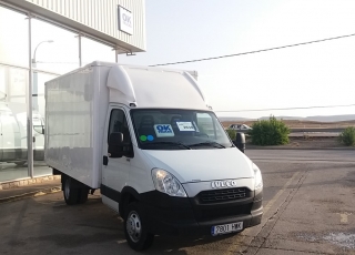 Used Van IVECO 35C15 with closed box, year 2014, with 187.343km