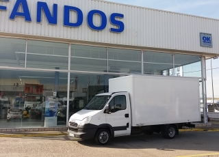 Furgoneta de ocasión IVECO 35C15, del año 2012, con 178.547km, con caja paquetera.