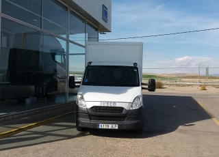 Furgoneta de ocasión IVECO 35C15, del año 2012, con 178.547km, con caja paquetera.