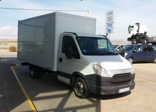 Furgoneta de ocasión IVECO 35C15, del año 2012, con 178.547km, con caja paquetera.