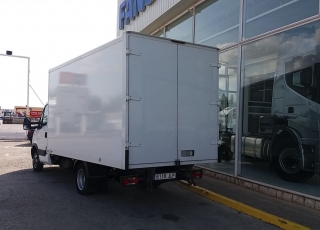 Furgoneta de ocasión IVECO 35C15, del año 2012, con 178.547km, con caja paquetera.