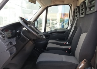 Furgoneta de ocasión IVECO 35C15, del año 2012, con 178.547km, con caja paquetera.