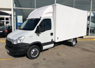 Furgoneta de ocasión IVECO 35C15 del año 2014, con 183.500km, carrozada con caja paquetera.