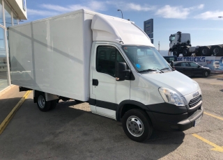 Furgoneta de ocasión IVECO 35C15 del año 2014, con 183.500km, carrozada con caja paquetera.