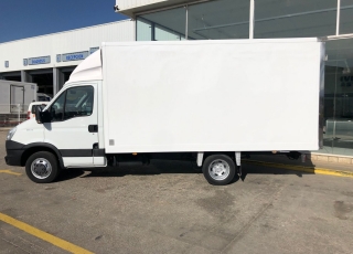 Furgoneta de ocasión IVECO 35C15 del año 2014, con 183.500km, carrozada con caja paquetera.