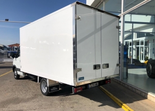 Furgoneta de ocasión IVECO 35C15 del año 2014, con 183.500km, carrozada con caja paquetera.