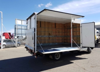 Furgoneta de ocasión IVECO 35C15  del año 2007, con 82.291km, con caja paquetera tipo tienda, con puertas laterales y puerta elevadora trasera.