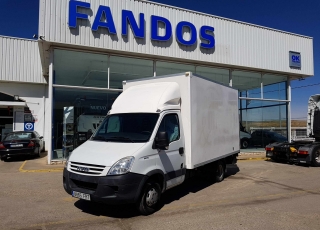 Furgoneta de ocasión IVECO 35C15  del año 2007, con 82.291km, con caja paquetera tipo tienda, con puertas laterales y puerta elevadora trasera.