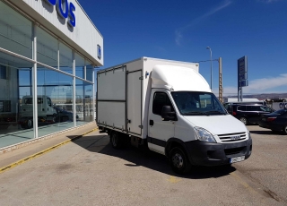 Furgoneta de ocasión IVECO 35C15  del año 2007, con 82.291km, con caja paquetera tipo tienda, con puertas laterales y puerta elevadora trasera.