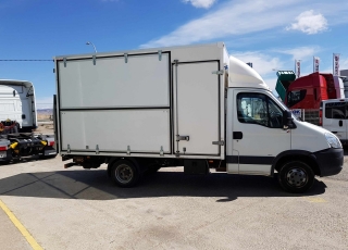 Furgoneta de ocasión IVECO 35C15  del año 2007, con 82.291km, con caja paquetera tipo tienda, con puertas laterales y puerta elevadora trasera.