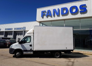 Furgoneta de ocasión IVECO 35C15  del año 2007, con 82.291km, con caja paquetera tipo tienda, con puertas laterales y puerta elevadora trasera.