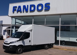 Furgoneta de ocasión IVECO 35S15, del año 2016, con 100.082km, con rueda sencilla, caja paquetera y puerta elevadora.