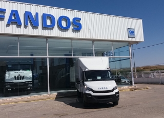 Furgoneta de ocasión IVECO 35S15, del año 2016, con 100.082km, con rueda sencilla, caja paquetera y puerta elevadora.