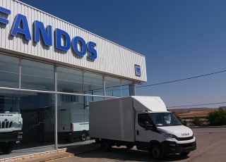 Furgoneta de ocasión IVECO 35S15, del año 2016, con 100.082km, con rueda sencilla, caja paquetera y puerta elevadora.