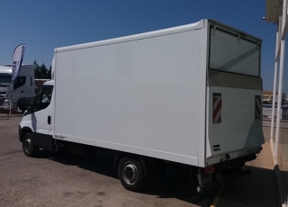 Furgoneta de ocasión IVECO 35S15, del año 2016, con 100.082km, con rueda sencilla, caja paquetera y puerta elevadora.