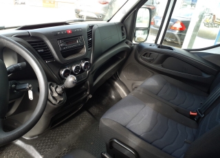 Furgoneta de ocasión 
Marca: IVECO 
Modelo: 35S16
Año 2017
Con 89.555km
Carrozada con caja paquetera y puerta elevadora.  Precio 22.500€+IVA reacondicionada, con mantenimientos, itv en vigor y 12 meses de garantía de cadena cinemática o 40.000km.