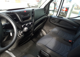 Furgoneta de ocasión 
Marca: IVECO 
Modelo: 35S16
Año 2017
Con 89.555km
Carrozada con caja paquetera y puerta elevadora.

Precio 22.500€+IVA reacondicionada, con mantenimientos, itv en vigor y 12 meses de garantía de cadena cinemática o 40.000km.