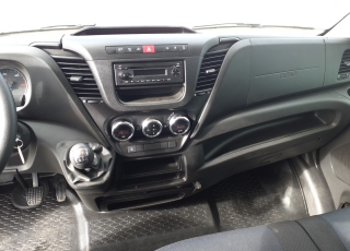 Furgoneta de ocasión 
Marca: IVECO 
Modelo: 35S16
Año 2017
Con 89.555km
Carrozada con caja paquetera y puerta elevadora.  Precio 22.500€+IVA reacondicionada, con mantenimientos, itv en vigor y 12 meses de garantía de cadena cinemática o 40.000km.