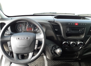 Furgoneta de ocasión 
Marca: IVECO 
Modelo: 35S16
Año 2017
Con 89.555km
Carrozada con caja paquetera y puerta elevadora.  Precio 22.500€+IVA reacondicionada, con mantenimientos, itv en vigor y 12 meses de garantía de cadena cinemática o 40.000km.