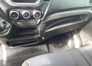 Furgoneta de ocasión 
Marca: IVECO 
Modelo: 35S16
Año 2017
Con 89.555km
Carrozada con caja paquetera y puerta elevadora.  Precio 22.500€+IVA reacondicionada, con mantenimientos, itv en vigor y 12 meses de garantía de cadena cinemática o 40.000km.