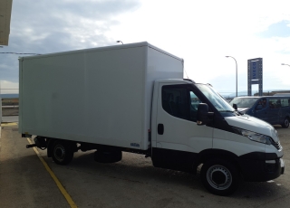 Furgoneta de ocasión 
Marca: IVECO 
Modelo: 35S16
Año 2017
Con 89.555km
Carrozada con caja paquetera y puerta elevadora.  Precio 22.500€+IVA reacondicionada, con mantenimientos, itv en vigor y 12 meses de garantía de cadena cinemática o 40.000km.