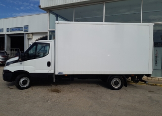 Furgoneta de ocasión 
Marca: IVECO 
Modelo: 35S16
Año 2017
Con 89.555km
Carrozada con caja paquetera y puerta elevadora.  Precio 22.500€+IVA reacondicionada, con mantenimientos, itv en vigor y 12 meses de garantía de cadena cinemática o 40.000km.