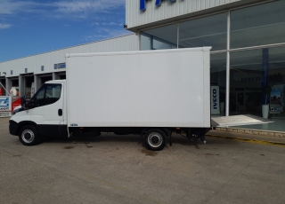 Furgoneta de ocasión 
Marca: IVECO 
Modelo: 35S16
Año 2017
Con 89.555km
Carrozada con caja paquetera y puerta elevadora.

Precio 22.500€+IVA reacondicionada, con mantenimientos, itv en vigor y 12 meses de garantía de cadena cinemática o 40.000km.