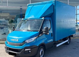 Furgoneta seminueva, 
IVECO DAILY 35S14 CON CAJA PAQUETERA ,
Modelo 35S14 HI MATIC de 140cv
Con cambio AUTOMATICO pantalla multifunción, aire acondicionado , elevalunas eléctricos , cierre centralizado, asiento con suspensión , control de velocidad, furgón muy equipado
CON TAN SOLO 145.864KM OPORTUNIDAD!!