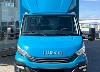 Furgoneta seminueva, 
IVECO DAILY 35S14 CON CAJA PAQUETERA ,
Modelo 35S14 HI MATIC de 140cv
Con cambio AUTOMATICO pantalla multifunción, aire acondicionado , elevalunas eléctricos , cierre centralizado, asiento con suspensión , control de velocidad, furgón muy equipado
CON TAN SOLO 145.864KM OPORTUNIDAD!!