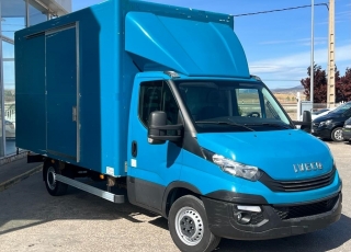 Furgoneta seminueva, 
IVECO DAILY 35S14 CON CAJA PAQUETERA ,
Modelo 35S14 HI MATIC de 140cv
Con cambio AUTOMATICO pantalla multifunción, aire acondicionado , elevalunas eléctricos , cierre centralizado, asiento con suspensión , control de velocidad, furgón muy equipado
CON TAN SOLO 145.864KM OPORTUNIDAD!!