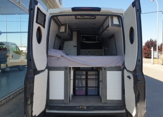 Furgoneta de ocasión, 
IVECO Camper,
Modelo  35S15V de 12m3,
Año 2015,
con 145.000km,  Equipamiento CAMPER personalizado, 3 plazas, cama, nevera, cocina, ducha...