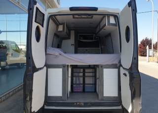 Furgoneta de ocasión, 
IVECO Camper,
Modelo  35S15V de 12m3,
Año 2015,
con 145.000km,

Equipamiento CAMPER personalizado, 3 plazas, cama, nevera, cocina, ducha...