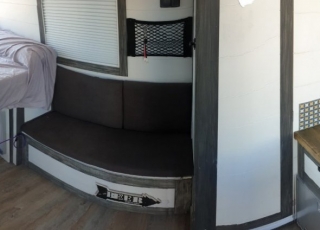 Furgoneta de ocasión, 
IVECO Camper,
Modelo  35S15V de 12m3,
Año 2015,
con 145.000km,

Equipamiento CAMPER personalizado, 3 plazas, cama, nevera, cocina, ducha...