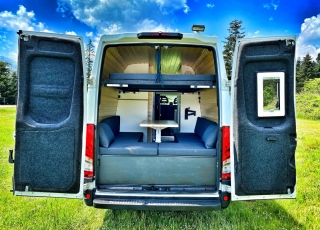 Furgoneta de ocasión, 
IVECO Camper,
Modelo  35S15V de 16m3,
Año 2015,
con 130.000km,  Equipamiento totalmente homologado para el modelo Luxury de 5 plazas.  El equipamiento Luxury, permite disfrutar de unas largas vacaciones sin tener que pensar en parar a conectarse a la red en algún camping, repostar agua en gasolineras, duchas obligatorias en alguna playa … solo elige el punto de salida y si quieres el de destino. 
Del resto, nos ocupamos nosotros.  Equipamiento de serie en este modelo:  -Aislamiento total del vehículo con Kaiflex y fibra mineral para estar a gusto en invierno y en verano.  -Estructura de madera insertada en la propia estructura del vehículo para no perder ni un milímetro de espacio vital, con acabado en madera natural, dando un confort excepcional.  -Mobiliario realizado en madera natural, y con cerraduras automáticas de inox, para que no queden nunca cajones abiertos.  -Todos los marcos y estructuras de puertas acabadas en tapizado.  -Calefacción estacionaria de 4kw con mando digital. Que no te priven las noches frías.  -Termo de gas de 6 litros a pilas para tener agua caliente entre 20º y 45º.  -Dos depósitos de 60 litros de agua potable.  -Dos circuitos de agua fría y caliente.  -Kit autonomía total, formado de batería de gel de 250Ah, regulador Victron y placa solar monocristalina Perc de 430w. Con este equipamiento nos aseguramos de que nunca tengas que conectarte a la red.  -Toldo Fiamma de 3 metros manual, para disfrutar de una sobremesa tranquilamente.  -Cocina de dos fuegos a gas y fregadero integrados.  -Inversor de 2000w onda pura y display de control de carga y accionamiento remoto para poder disfrutar de un servicio de electricidad como en casa, un café por la mañana...?  -Antena de TV y dos tomas interiores.  -Tomas USB para la carga de móviles y otros dispositivos.  -Tomas de 220v para la carga de ordenadores o otros electrodomésticos.  -Microondas de hasta 1000W.  -Nevera de 84 litros, con congelador.  -Claraboya en techo de aspiración y aportación de aire con tapa transparente, para asegurar una buena circulación de aire.  -Cabina de baño y ducha totalmente estanca, con extractor y sin ninguna junta. Con cassete de evacuación de aguas negras de gran capacidad.  -Mesa delantera extraíble al exterior.  -Zona de comedor trasero convertible en una cama principal de 1900mm x 1900mm gracias a una mesa plegable. ¿Quien dice que en una furgoneta no puedes dormir con las piernas estiradas?  -Segunda cama elevable manualmente de 1850mm x 1600mm. Con un sistema sencillo y cómodo recoge si quieres la cama superior sin esfuerzo.