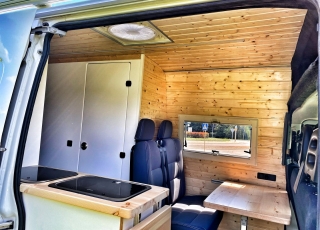 Furgoneta de ocasión, 
IVECO Camper,
Modelo  35S15V de 16m3,
Año 2015,
con 130.000km,  Equipamiento totalmente homologado para el modelo Luxury de 5 plazas.  El equipamiento Luxury, permite disfrutar de unas largas vacaciones sin tener que pensar en parar a conectarse a la red en algún camping, repostar agua en gasolineras, duchas obligatorias en alguna playa … solo elige el punto de salida y si quieres el de destino. 
Del resto, nos ocupamos nosotros.  Equipamiento de serie en este modelo:  -Aislamiento total del vehículo con Kaiflex y fibra mineral para estar a gusto en invierno y en verano.  -Estructura de madera insertada en la propia estructura del vehículo para no perder ni un milímetro de espacio vital, con acabado en madera natural, dando un confort excepcional.  -Mobiliario realizado en madera natural, y con cerraduras automáticas de inox, para que no queden nunca cajones abiertos.  -Todos los marcos y estructuras de puertas acabadas en tapizado.  -Calefacción estacionaria de 4kw con mando digital. Que no te priven las noches frías.  -Termo de gas de 6 litros a pilas para tener agua caliente entre 20º y 45º.  -Dos depósitos de 60 litros de agua potable.  -Dos circuitos de agua fría y caliente.  -Kit autonomía total, formado de batería de gel de 250Ah, regulador Victron y placa solar monocristalina Perc de 430w. Con este equipamiento nos aseguramos de que nunca tengas que conectarte a la red.  -Toldo Fiamma de 3 metros manual, para disfrutar de una sobremesa tranquilamente.  -Cocina de dos fuegos a gas y fregadero integrados.  -Inversor de 2000w onda pura y display de control de carga y accionamiento remoto para poder disfrutar de un servicio de electricidad como en casa, un café por la mañana...?  -Antena de TV y dos tomas interiores.  -Tomas USB para la carga de móviles y otros dispositivos.  -Tomas de 220v para la carga de ordenadores o otros electrodomésticos.  -Microondas de hasta 1000W.  -Nevera de 84 litros, con congelador.  -Claraboya en techo de aspiración y aportación de aire con tapa transparente, para asegurar una buena circulación de aire.  -Cabina de baño y ducha totalmente estanca, con extractor y sin ninguna junta. Con cassete de evacuación de aguas negras de gran capacidad.  -Mesa delantera extraíble al exterior.  -Zona de comedor trasero convertible en una cama principal de 1900mm x 1900mm gracias a una mesa plegable. ¿Quien dice que en una furgoneta no puedes dormir con las piernas estiradas?  -Segunda cama elevable manualmente de 1850mm x 1600mm. Con un sistema sencillo y cómodo recoge si quieres la cama superior sin esfuerzo.