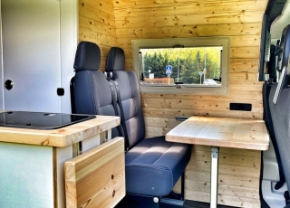 Furgoneta de ocasión, 
IVECO Camper,
Modelo  35S15V de 16m3,
Año 2015,
con 130.000km,  Equipamiento totalmente homologado para el modelo Luxury de 5 plazas.  El equipamiento Luxury, permite disfrutar de unas largas vacaciones sin tener que pensar en parar a conectarse a la red en algún camping, repostar agua en gasolineras, duchas obligatorias en alguna playa … solo elige el punto de salida y si quieres el de destino. 
Del resto, nos ocupamos nosotros.  Equipamiento de serie en este modelo:  -Aislamiento total del vehículo con Kaiflex y fibra mineral para estar a gusto en invierno y en verano.  -Estructura de madera insertada en la propia estructura del vehículo para no perder ni un milímetro de espacio vital, con acabado en madera natural, dando un confort excepcional.  -Mobiliario realizado en madera natural, y con cerraduras automáticas de inox, para que no queden nunca cajones abiertos.  -Todos los marcos y estructuras de puertas acabadas en tapizado.  -Calefacción estacionaria de 4kw con mando digital. Que no te priven las noches frías.  -Termo de gas de 6 litros a pilas para tener agua caliente entre 20º y 45º.  -Dos depósitos de 60 litros de agua potable.  -Dos circuitos de agua fría y caliente.  -Kit autonomía total, formado de batería de gel de 250Ah, regulador Victron y placa solar monocristalina Perc de 430w. Con este equipamiento nos aseguramos de que nunca tengas que conectarte a la red.  -Toldo Fiamma de 3 metros manual, para disfrutar de una sobremesa tranquilamente.  -Cocina de dos fuegos a gas y fregadero integrados.  -Inversor de 2000w onda pura y display de control de carga y accionamiento remoto para poder disfrutar de un servicio de electricidad como en casa, un café por la mañana...?  -Antena de TV y dos tomas interiores.  -Tomas USB para la carga de móviles y otros dispositivos.  -Tomas de 220v para la carga de ordenadores o otros electrodomésticos.  -Microondas de hasta 1000W.  -Nevera de 84 litros, con congelador.  -Claraboya en techo de aspiración y aportación de aire con tapa transparente, para asegurar una buena circulación de aire.  -Cabina de baño y ducha totalmente estanca, con extractor y sin ninguna junta. Con cassete de evacuación de aguas negras de gran capacidad.  -Mesa delantera extraíble al exterior.  -Zona de comedor trasero convertible en una cama principal de 1900mm x 1900mm gracias a una mesa plegable. ¿Quien dice que en una furgoneta no puedes dormir con las piernas estiradas?  -Segunda cama elevable manualmente de 1850mm x 1600mm. Con un sistema sencillo y cómodo recoge si quieres la cama superior sin esfuerzo.