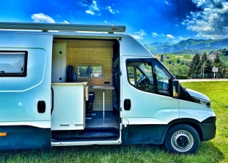 Furgoneta de ocasión, 
IVECO Camper,
Modelo  35S15V de 16m3,
Año 2015,
con 130.000km,  Equipamiento totalmente homologado para el modelo Luxury de 5 plazas.  El equipamiento Luxury, permite disfrutar de unas largas vacaciones sin tener que pensar en parar a conectarse a la red en algún camping, repostar agua en gasolineras, duchas obligatorias en alguna playa … solo elige el punto de salida y si quieres el de destino. 
Del resto, nos ocupamos nosotros.  Equipamiento de serie en este modelo:  -Aislamiento total del vehículo con Kaiflex y fibra mineral para estar a gusto en invierno y en verano.  -Estructura de madera insertada en la propia estructura del vehículo para no perder ni un milímetro de espacio vital, con acabado en madera natural, dando un confort excepcional.  -Mobiliario realizado en madera natural, y con cerraduras automáticas de inox, para que no queden nunca cajones abiertos.  -Todos los marcos y estructuras de puertas acabadas en tapizado.  -Calefacción estacionaria de 4kw con mando digital. Que no te priven las noches frías.  -Termo de gas de 6 litros a pilas para tener agua caliente entre 20º y 45º.  -Dos depósitos de 60 litros de agua potable.  -Dos circuitos de agua fría y caliente.  -Kit autonomía total, formado de batería de gel de 250Ah, regulador Victron y placa solar monocristalina Perc de 430w. Con este equipamiento nos aseguramos de que nunca tengas que conectarte a la red.  -Toldo Fiamma de 3 metros manual, para disfrutar de una sobremesa tranquilamente.  -Cocina de dos fuegos a gas y fregadero integrados.  -Inversor de 2000w onda pura y display de control de carga y accionamiento remoto para poder disfrutar de un servicio de electricidad como en casa, un café por la mañana...?  -Antena de TV y dos tomas interiores.  -Tomas USB para la carga de móviles y otros dispositivos.  -Tomas de 220v para la carga de ordenadores o otros electrodomésticos.  -Microondas de hasta 1000W.  -Nevera de 84 litros, con congelador.  -Claraboya en techo de aspiración y aportación de aire con tapa transparente, para asegurar una buena circulación de aire.  -Cabina de baño y ducha totalmente estanca, con extractor y sin ninguna junta. Con cassete de evacuación de aguas negras de gran capacidad.  -Mesa delantera extraíble al exterior.  -Zona de comedor trasero convertible en una cama principal de 1900mm x 1900mm gracias a una mesa plegable. ¿Quien dice que en una furgoneta no puedes dormir con las piernas estiradas?  -Segunda cama elevable manualmente de 1850mm x 1600mm. Con un sistema sencillo y cómodo recoge si quieres la cama superior sin esfuerzo.