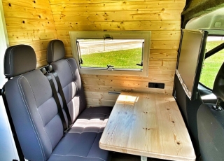 Furgoneta de ocasión, 
IVECO Camper,
Modelo  35S15V de 16m3,
Año 2015,
con 130.000km,  Equipamiento totalmente homologado para el modelo Luxury de 5 plazas.  El equipamiento Luxury, permite disfrutar de unas largas vacaciones sin tener que pensar en parar a conectarse a la red en algún camping, repostar agua en gasolineras, duchas obligatorias en alguna playa … solo elige el punto de salida y si quieres el de destino. 
Del resto, nos ocupamos nosotros.  Equipamiento de serie en este modelo:  -Aislamiento total del vehículo con Kaiflex y fibra mineral para estar a gusto en invierno y en verano.  -Estructura de madera insertada en la propia estructura del vehículo para no perder ni un milímetro de espacio vital, con acabado en madera natural, dando un confort excepcional.  -Mobiliario realizado en madera natural, y con cerraduras automáticas de inox, para que no queden nunca cajones abiertos.  -Todos los marcos y estructuras de puertas acabadas en tapizado.  -Calefacción estacionaria de 4kw con mando digital. Que no te priven las noches frías.  -Termo de gas de 6 litros a pilas para tener agua caliente entre 20º y 45º.  -Dos depósitos de 60 litros de agua potable.  -Dos circuitos de agua fría y caliente.  -Kit autonomía total, formado de batería de gel de 250Ah, regulador Victron y placa solar monocristalina Perc de 430w. Con este equipamiento nos aseguramos de que nunca tengas que conectarte a la red.  -Toldo Fiamma de 3 metros manual, para disfrutar de una sobremesa tranquilamente.  -Cocina de dos fuegos a gas y fregadero integrados.  -Inversor de 2000w onda pura y display de control de carga y accionamiento remoto para poder disfrutar de un servicio de electricidad como en casa, un café por la mañana...?  -Antena de TV y dos tomas interiores.  -Tomas USB para la carga de móviles y otros dispositivos.  -Tomas de 220v para la carga de ordenadores o otros electrodomésticos.  -Microondas de hasta 1000W.  -Nevera de 84 litros, con congelador.  -Claraboya en techo de aspiración y aportación de aire con tapa transparente, para asegurar una buena circulación de aire.  -Cabina de baño y ducha totalmente estanca, con extractor y sin ninguna junta. Con cassete de evacuación de aguas negras de gran capacidad.  -Mesa delantera extraíble al exterior.  -Zona de comedor trasero convertible en una cama principal de 1900mm x 1900mm gracias a una mesa plegable. ¿Quien dice que en una furgoneta no puedes dormir con las piernas estiradas?  -Segunda cama elevable manualmente de 1850mm x 1600mm. Con un sistema sencillo y cómodo recoge si quieres la cama superior sin esfuerzo.
