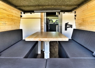 Furgoneta de ocasión, 
IVECO Camper,
Modelo  35S15V de 16m3,
Año 2015,
con 130.000km,  Equipamiento totalmente homologado para el modelo Luxury de 5 plazas.  El equipamiento Luxury, permite disfrutar de unas largas vacaciones sin tener que pensar en parar a conectarse a la red en algún camping, repostar agua en gasolineras, duchas obligatorias en alguna playa … solo elige el punto de salida y si quieres el de destino. 
Del resto, nos ocupamos nosotros.  Equipamiento de serie en este modelo:  -Aislamiento total del vehículo con Kaiflex y fibra mineral para estar a gusto en invierno y en verano.  -Estructura de madera insertada en la propia estructura del vehículo para no perder ni un milímetro de espacio vital, con acabado en madera natural, dando un confort excepcional.  -Mobiliario realizado en madera natural, y con cerraduras automáticas de inox, para que no queden nunca cajones abiertos.  -Todos los marcos y estructuras de puertas acabadas en tapizado.  -Calefacción estacionaria de 4kw con mando digital. Que no te priven las noches frías.  -Termo de gas de 6 litros a pilas para tener agua caliente entre 20º y 45º.  -Dos depósitos de 60 litros de agua potable.  -Dos circuitos de agua fría y caliente.  -Kit autonomía total, formado de batería de gel de 250Ah, regulador Victron y placa solar monocristalina Perc de 430w. Con este equipamiento nos aseguramos de que nunca tengas que conectarte a la red.  -Toldo Fiamma de 3 metros manual, para disfrutar de una sobremesa tranquilamente.  -Cocina de dos fuegos a gas y fregadero integrados.  -Inversor de 2000w onda pura y display de control de carga y accionamiento remoto para poder disfrutar de un servicio de electricidad como en casa, un café por la mañana...?  -Antena de TV y dos tomas interiores.  -Tomas USB para la carga de móviles y otros dispositivos.  -Tomas de 220v para la carga de ordenadores o otros electrodomésticos.  -Microondas de hasta 1000W.  -Nevera de 84 litros, con congelador.  -Claraboya en techo de aspiración y aportación de aire con tapa transparente, para asegurar una buena circulación de aire.  -Cabina de baño y ducha totalmente estanca, con extractor y sin ninguna junta. Con cassete de evacuación de aguas negras de gran capacidad.  -Mesa delantera extraíble al exterior.  -Zona de comedor trasero convertible en una cama principal de 1900mm x 1900mm gracias a una mesa plegable. ¿Quien dice que en una furgoneta no puedes dormir con las piernas estiradas?  -Segunda cama elevable manualmente de 1850mm x 1600mm. Con un sistema sencillo y cómodo recoge si quieres la cama superior sin esfuerzo.