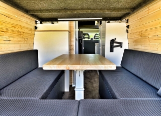 Furgoneta de ocasión, 
IVECO Camper,
Modelo  35S15V de 16m3,
Año 2015,
con 130.000km,

Equipamiento totalmente homologado para el modelo Luxury de 5 plazas. 

El equipamiento Luxury, permite disfrutar de unas largas vacaciones sin tener que pensar en parar a conectarse a la red en algún camping, repostar agua en gasolineras, duchas obligatorias en alguna playa … solo elige el punto de salida y si quieres el de destino. 
Del resto, nos ocupamos nosotros.

Equipamiento de serie en este modelo:

-Aislamiento total del vehículo con Kaiflex y fibra mineral para estar a gusto en invierno y en verano.

-Estructura de madera insertada en la propia estructura del vehículo para no perder ni un milímetro de espacio vital, con acabado en madera natural, dando un confort excepcional.

-Mobiliario realizado en madera natural, y con cerraduras automáticas de inox, para que no queden nunca cajones abiertos.

-Todos los marcos y estructuras de puertas acabadas en tapizado.

-Calefacción estacionaria de 4kw con mando digital. Que no te priven las noches frías.

-Termo de gas de 6 litros a pilas para tener agua caliente entre 20º y 45º.

-Dos depósitos de 60 litros de agua potable.

-Dos circuitos de agua fría y caliente.

-Kit autonomía total, formado de batería de gel de 250Ah, regulador Victron y placa solar monocristalina Perc de 430w. Con este equipamiento nos aseguramos de que nunca tengas que conectarte a la red.

-Toldo Fiamma de 3 metros manual, para disfrutar de una sobremesa tranquilamente.

-Cocina de dos fuegos a gas y fregadero integrados.                                        

-Inversor de 2000w onda pura y display de control de carga y accionamiento remoto para poder disfrutar de un servicio de electricidad como en casa, un café por la mañana...?

-Antena de TV y dos tomas interiores.

-Tomas USB para la carga de móviles y otros dispositivos.

-Tomas de 220v para la carga de ordenadores o otros electrodomésticos.

-Microondas de hasta 1000W.

-Nevera de 84 litros, con congelador.

-Claraboya en techo de aspiración y aportación de aire con tapa transparente, para asegurar una buena circulación de aire.

-Cabina de baño y ducha totalmente estanca, con extractor y sin ninguna junta. Con cassete de evacuación de aguas negras de gran capacidad.

-Mesa delantera extraíble al exterior.

-Zona de comedor trasero convertible en una cama principal de 1900mm x 1900mm gracias a una mesa plegable. ¿Quien dice que en una furgoneta no puedes dormir con las piernas estiradas?

-Segunda cama elevable manualmente de 1850mm x 1600mm. Con un sistema sencillo y cómodo recoge si quieres la cama superior sin esfuerzo.