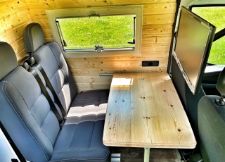 Furgoneta de ocasión, 
IVECO Camper,
Modelo  35S15V de 16m3,
Año 2015,
con 130.000km,  Equipamiento totalmente homologado para el modelo Luxury de 5 plazas.  El equipamiento Luxury, permite disfrutar de unas largas vacaciones sin tener que pensar en parar a conectarse a la red en algún camping, repostar agua en gasolineras, duchas obligatorias en alguna playa … solo elige el punto de salida y si quieres el de destino. 
Del resto, nos ocupamos nosotros.  Equipamiento de serie en este modelo:  -Aislamiento total del vehículo con Kaiflex y fibra mineral para estar a gusto en invierno y en verano.  -Estructura de madera insertada en la propia estructura del vehículo para no perder ni un milímetro de espacio vital, con acabado en madera natural, dando un confort excepcional.  -Mobiliario realizado en madera natural, y con cerraduras automáticas de inox, para que no queden nunca cajones abiertos.  -Todos los marcos y estructuras de puertas acabadas en tapizado.  -Calefacción estacionaria de 4kw con mando digital. Que no te priven las noches frías.  -Termo de gas de 6 litros a pilas para tener agua caliente entre 20º y 45º.  -Dos depósitos de 60 litros de agua potable.  -Dos circuitos de agua fría y caliente.  -Kit autonomía total, formado de batería de gel de 250Ah, regulador Victron y placa solar monocristalina Perc de 430w. Con este equipamiento nos aseguramos de que nunca tengas que conectarte a la red.  -Toldo Fiamma de 3 metros manual, para disfrutar de una sobremesa tranquilamente.  -Cocina de dos fuegos a gas y fregadero integrados.  -Inversor de 2000w onda pura y display de control de carga y accionamiento remoto para poder disfrutar de un servicio de electricidad como en casa, un café por la mañana...?  -Antena de TV y dos tomas interiores.  -Tomas USB para la carga de móviles y otros dispositivos.  -Tomas de 220v para la carga de ordenadores o otros electrodomésticos.  -Microondas de hasta 1000W.  -Nevera de 84 litros, con congelador.  -Claraboya en techo de aspiración y aportación de aire con tapa transparente, para asegurar una buena circulación de aire.  -Cabina de baño y ducha totalmente estanca, con extractor y sin ninguna junta. Con cassete de evacuación de aguas negras de gran capacidad.  -Mesa delantera extraíble al exterior.  -Zona de comedor trasero convertible en una cama principal de 1900mm x 1900mm gracias a una mesa plegable. ¿Quien dice que en una furgoneta no puedes dormir con las piernas estiradas?  -Segunda cama elevable manualmente de 1850mm x 1600mm. Con un sistema sencillo y cómodo recoge si quieres la cama superior sin esfuerzo.