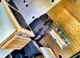 Furgoneta de ocasión, 
IVECO Camper,
Modelo  35S15V de 16m3,
Año 2015,
con 130.000km,  Equipamiento totalmente homologado para el modelo Luxury de 5 plazas.  El equipamiento Luxury, permite disfrutar de unas largas vacaciones sin tener que pensar en parar a conectarse a la red en algún camping, repostar agua en gasolineras, duchas obligatorias en alguna playa … solo elige el punto de salida y si quieres el de destino. 
Del resto, nos ocupamos nosotros.  Equipamiento de serie en este modelo:  -Aislamiento total del vehículo con Kaiflex y fibra mineral para estar a gusto en invierno y en verano.  -Estructura de madera insertada en la propia estructura del vehículo para no perder ni un milímetro de espacio vital, con acabado en madera natural, dando un confort excepcional.  -Mobiliario realizado en madera natural, y con cerraduras automáticas de inox, para que no queden nunca cajones abiertos.  -Todos los marcos y estructuras de puertas acabadas en tapizado.  -Calefacción estacionaria de 4kw con mando digital. Que no te priven las noches frías.  -Termo de gas de 6 litros a pilas para tener agua caliente entre 20º y 45º.  -Dos depósitos de 60 litros de agua potable.  -Dos circuitos de agua fría y caliente.  -Kit autonomía total, formado de batería de gel de 250Ah, regulador Victron y placa solar monocristalina Perc de 430w. Con este equipamiento nos aseguramos de que nunca tengas que conectarte a la red.  -Toldo Fiamma de 3 metros manual, para disfrutar de una sobremesa tranquilamente.  -Cocina de dos fuegos a gas y fregadero integrados.  -Inversor de 2000w onda pura y display de control de carga y accionamiento remoto para poder disfrutar de un servicio de electricidad como en casa, un café por la mañana...?  -Antena de TV y dos tomas interiores.  -Tomas USB para la carga de móviles y otros dispositivos.  -Tomas de 220v para la carga de ordenadores o otros electrodomésticos.  -Microondas de hasta 1000W.  -Nevera de 84 litros, con congelador.  -Claraboya en techo de aspiración y aportación de aire con tapa transparente, para asegurar una buena circulación de aire.  -Cabina de baño y ducha totalmente estanca, con extractor y sin ninguna junta. Con cassete de evacuación de aguas negras de gran capacidad.  -Mesa delantera extraíble al exterior.  -Zona de comedor trasero convertible en una cama principal de 1900mm x 1900mm gracias a una mesa plegable. ¿Quien dice que en una furgoneta no puedes dormir con las piernas estiradas?  -Segunda cama elevable manualmente de 1850mm x 1600mm. Con un sistema sencillo y cómodo recoge si quieres la cama superior sin esfuerzo.