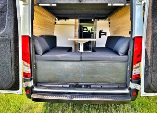 Furgoneta de ocasión, 
IVECO Camper,
Modelo  35S15V de 16m3,
Año 2015,
con 130.000km,  Equipamiento totalmente homologado para el modelo Luxury de 5 plazas.  El equipamiento Luxury, permite disfrutar de unas largas vacaciones sin tener que pensar en parar a conectarse a la red en algún camping, repostar agua en gasolineras, duchas obligatorias en alguna playa … solo elige el punto de salida y si quieres el de destino. 
Del resto, nos ocupamos nosotros.  Equipamiento de serie en este modelo:  -Aislamiento total del vehículo con Kaiflex y fibra mineral para estar a gusto en invierno y en verano.  -Estructura de madera insertada en la propia estructura del vehículo para no perder ni un milímetro de espacio vital, con acabado en madera natural, dando un confort excepcional.  -Mobiliario realizado en madera natural, y con cerraduras automáticas de inox, para que no queden nunca cajones abiertos.  -Todos los marcos y estructuras de puertas acabadas en tapizado.  -Calefacción estacionaria de 4kw con mando digital. Que no te priven las noches frías.  -Termo de gas de 6 litros a pilas para tener agua caliente entre 20º y 45º.  -Dos depósitos de 60 litros de agua potable.  -Dos circuitos de agua fría y caliente.  -Kit autonomía total, formado de batería de gel de 250Ah, regulador Victron y placa solar monocristalina Perc de 430w. Con este equipamiento nos aseguramos de que nunca tengas que conectarte a la red.  -Toldo Fiamma de 3 metros manual, para disfrutar de una sobremesa tranquilamente.  -Cocina de dos fuegos a gas y fregadero integrados.  -Inversor de 2000w onda pura y display de control de carga y accionamiento remoto para poder disfrutar de un servicio de electricidad como en casa, un café por la mañana...?  -Antena de TV y dos tomas interiores.  -Tomas USB para la carga de móviles y otros dispositivos.  -Tomas de 220v para la carga de ordenadores o otros electrodomésticos.  -Microondas de hasta 1000W.  -Nevera de 84 litros, con congelador.  -Claraboya en techo de aspiración y aportación de aire con tapa transparente, para asegurar una buena circulación de aire.  -Cabina de baño y ducha totalmente estanca, con extractor y sin ninguna junta. Con cassete de evacuación de aguas negras de gran capacidad.  -Mesa delantera extraíble al exterior.  -Zona de comedor trasero convertible en una cama principal de 1900mm x 1900mm gracias a una mesa plegable. ¿Quien dice que en una furgoneta no puedes dormir con las piernas estiradas?  -Segunda cama elevable manualmente de 1850mm x 1600mm. Con un sistema sencillo y cómodo recoge si quieres la cama superior sin esfuerzo.